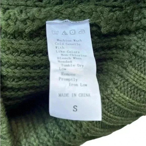 Choles deep green Cold Shoulder Knit Sweater. Size Small. NWT - Picture 5 of 6